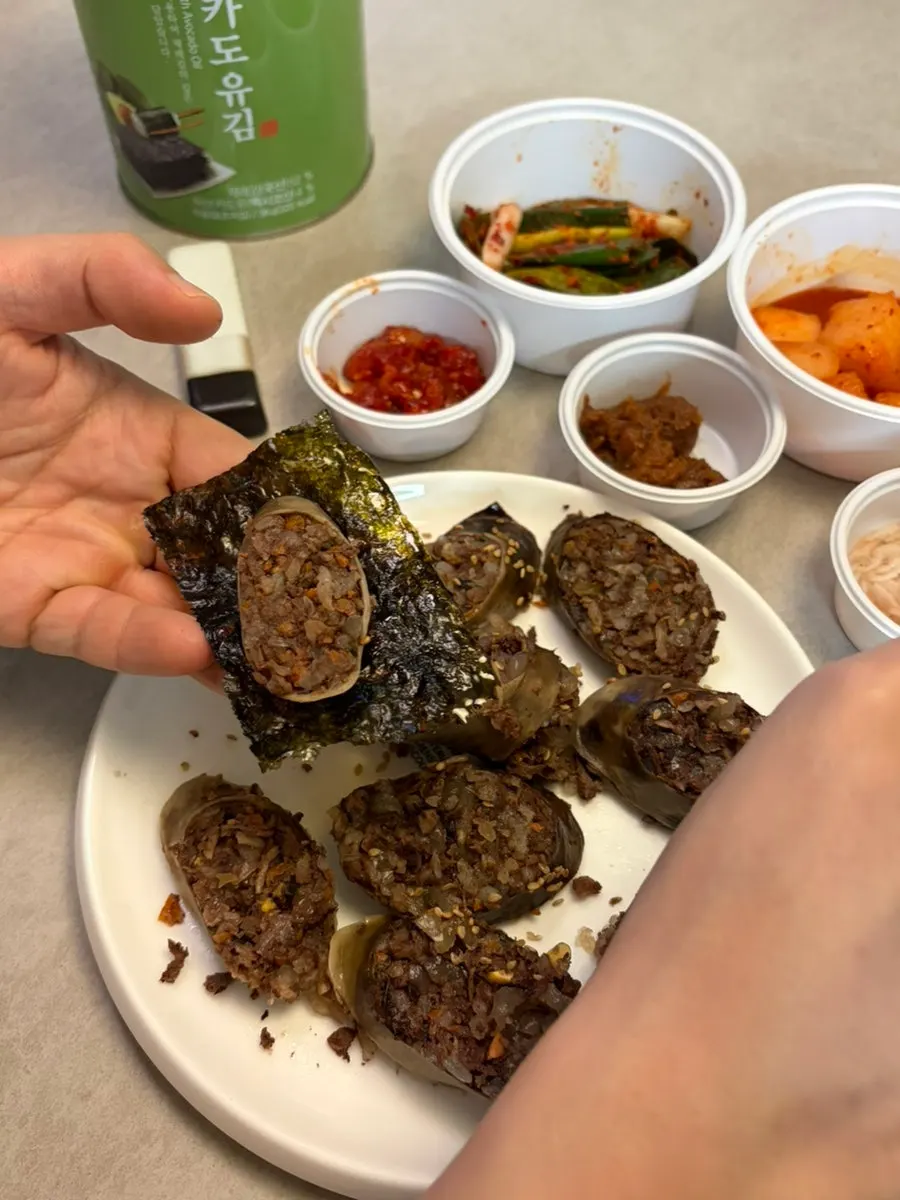 새우젓을 올린 암뽕순대