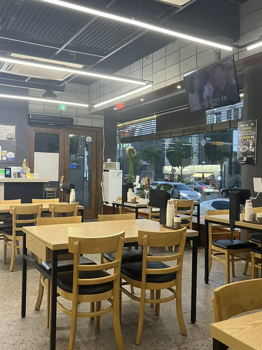 Table seating inside Namdo Changpyeong Gukbap