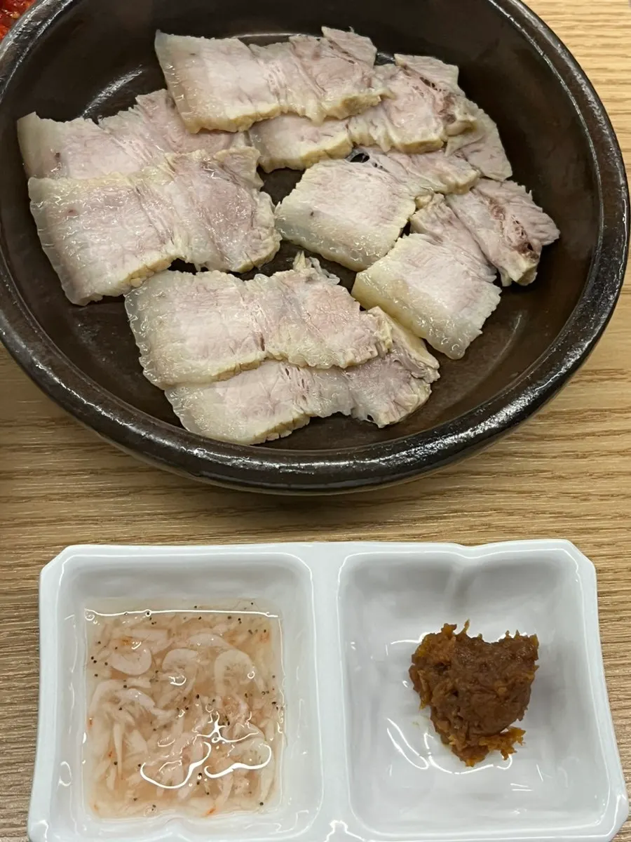 Pouring rice into the gukbap broth