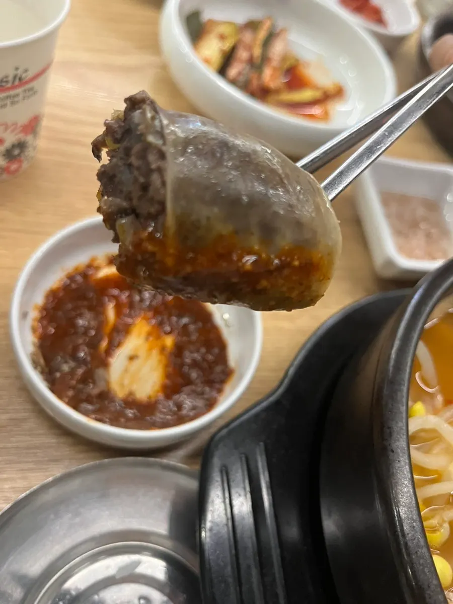 Dipping suyuk into jeotgal