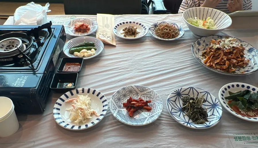 멸치세트와 함께 차려진 기본찬 한 상