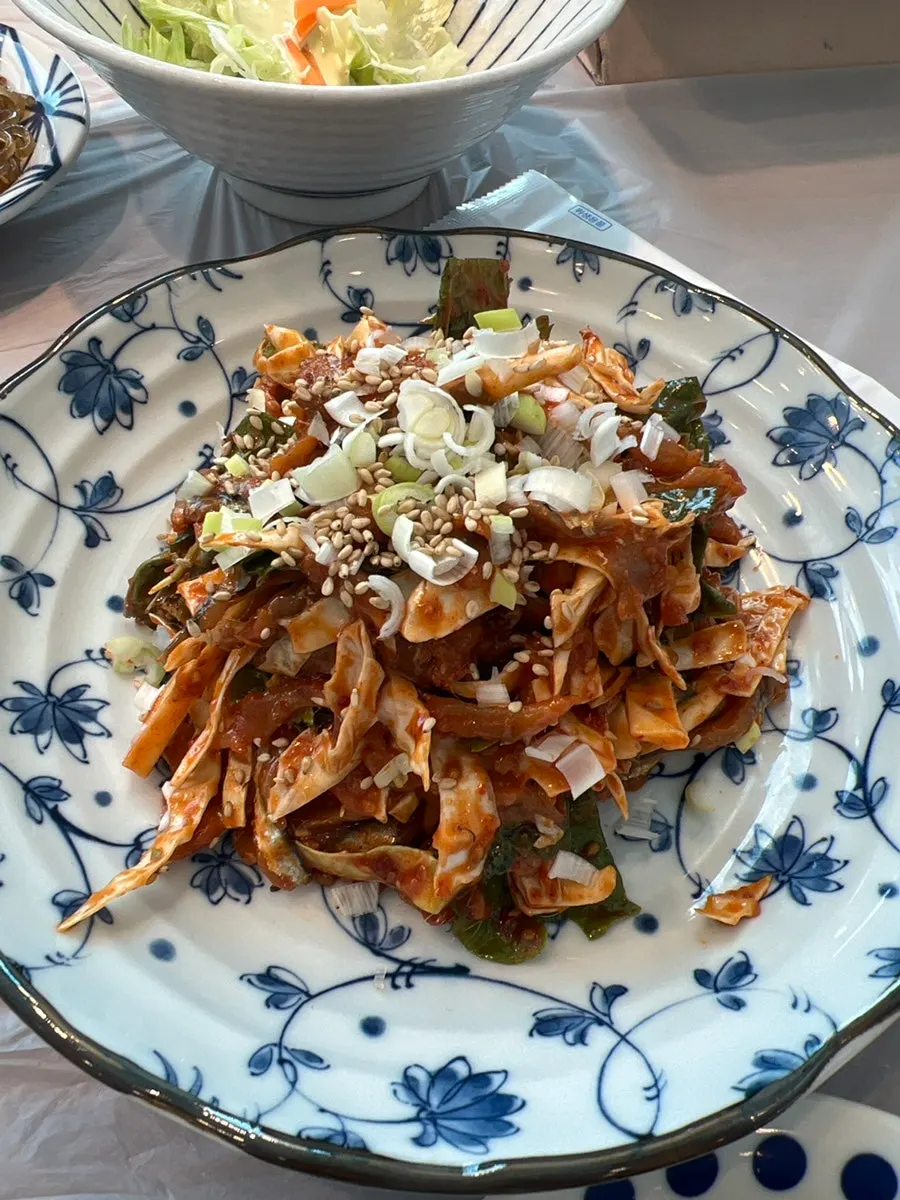 채소와 양념을 버무린 남항횟집 멸치회