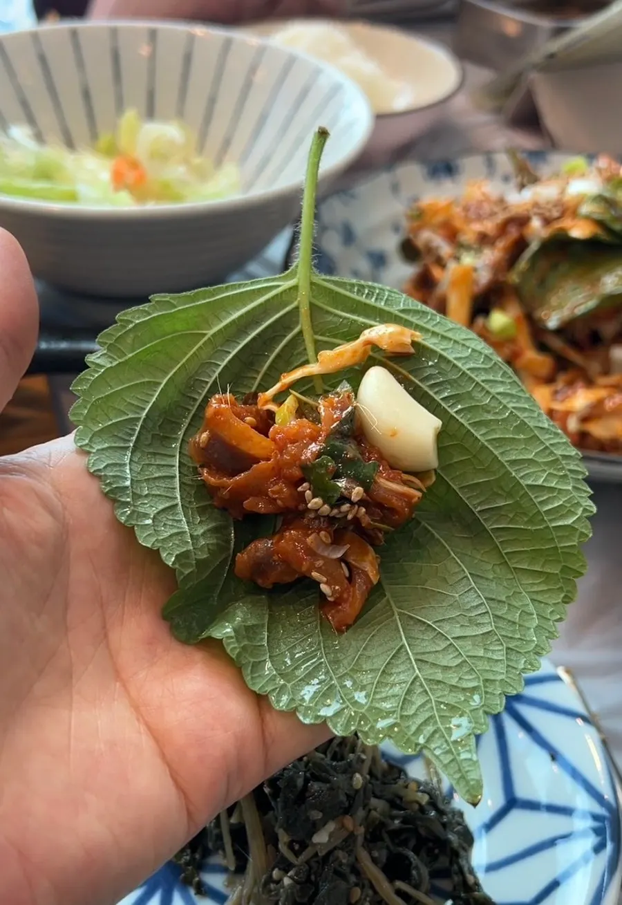 쌈에 올린 멸치회무침