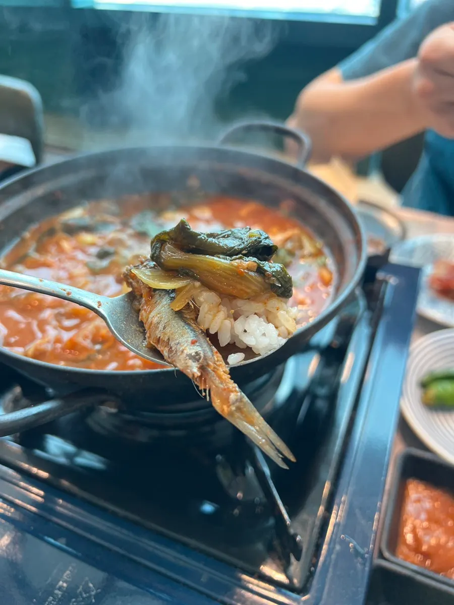 밥에 올린 멸치찌개 시래기