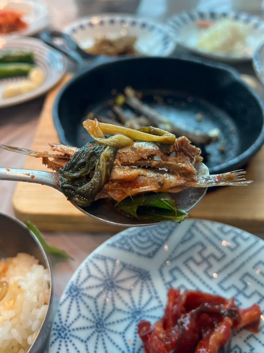 멸치찌개와 흰쌀밥 한 숟갈