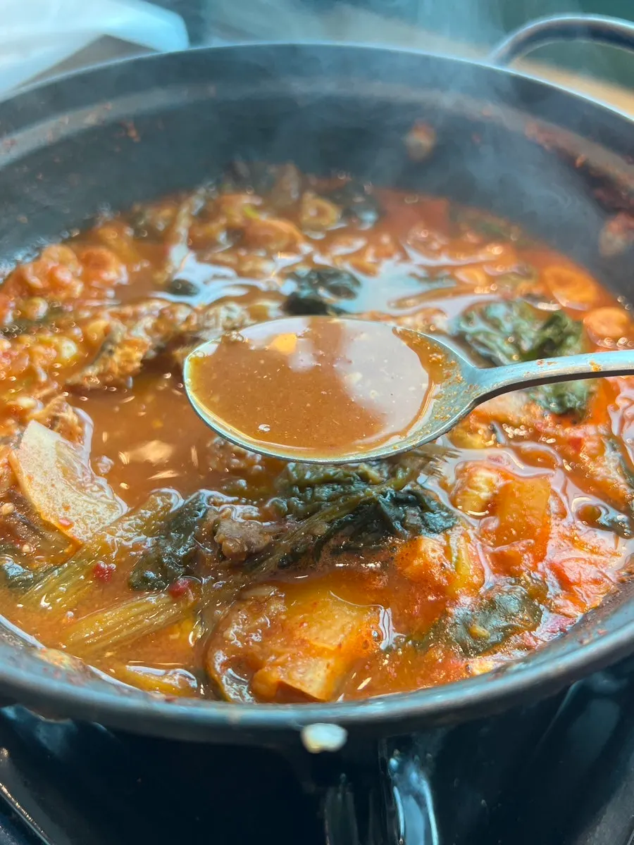 숟가락으로 떠낸 멸치찌개 국물