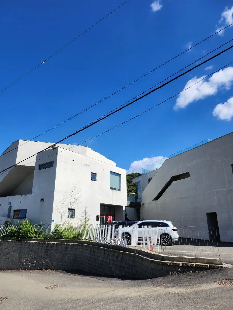 Exterior of café Sum near Namhansanseong