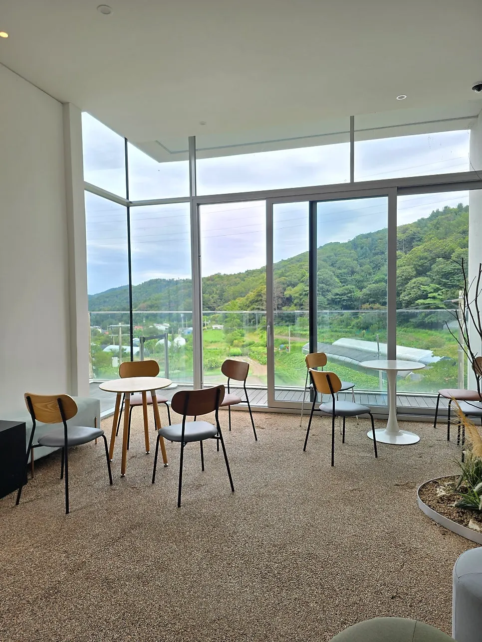 Sum's 2nd-floor staircase and open interior