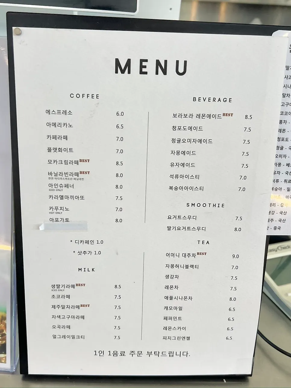쟁반에 고른 초코 에끌레어와 아몬드 퀸아망, 얼그레이 스콘