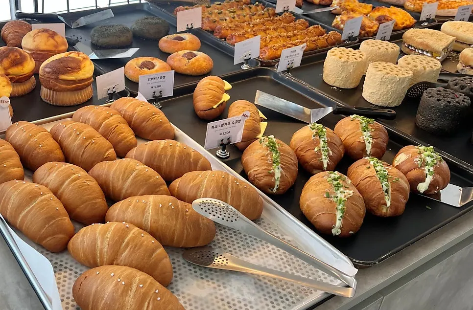 A tray with the two breads picked after much deliberation