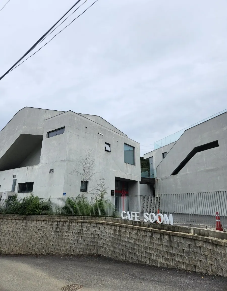 Spacious parking area across from Sum