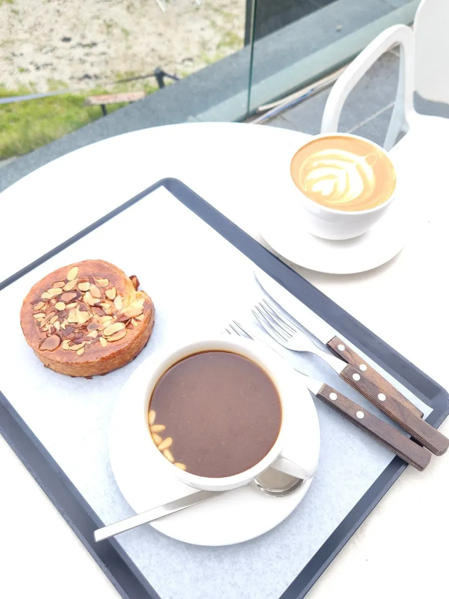 Table with mother's jujube tea and almond queen amann