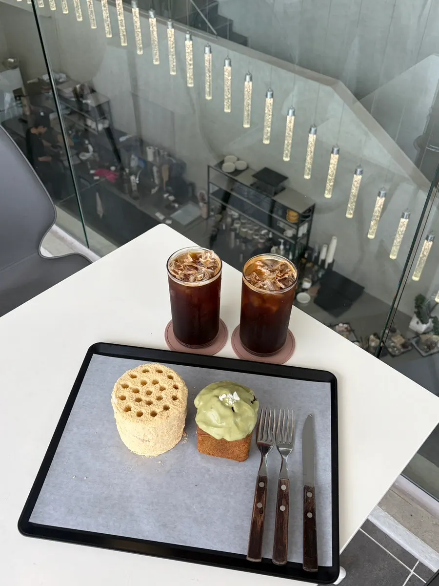 통창 자연뷰 옆 테이블의 커피와 디저트