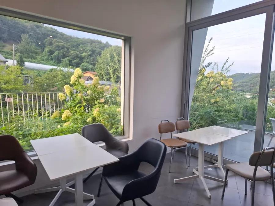 카페 숨 건물과 주변 숲 풍경