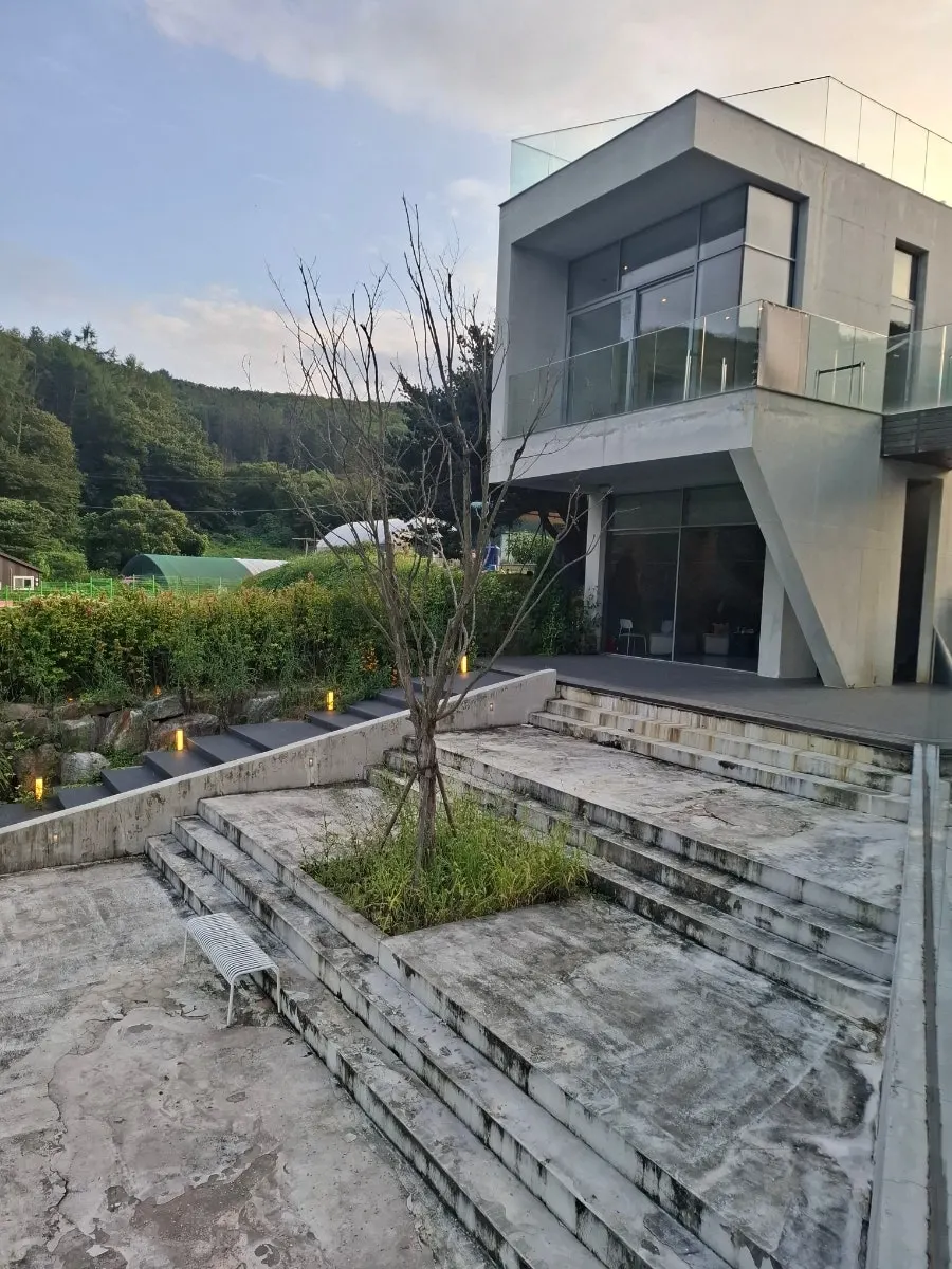 대형카페 카페 숨 내부 이정표