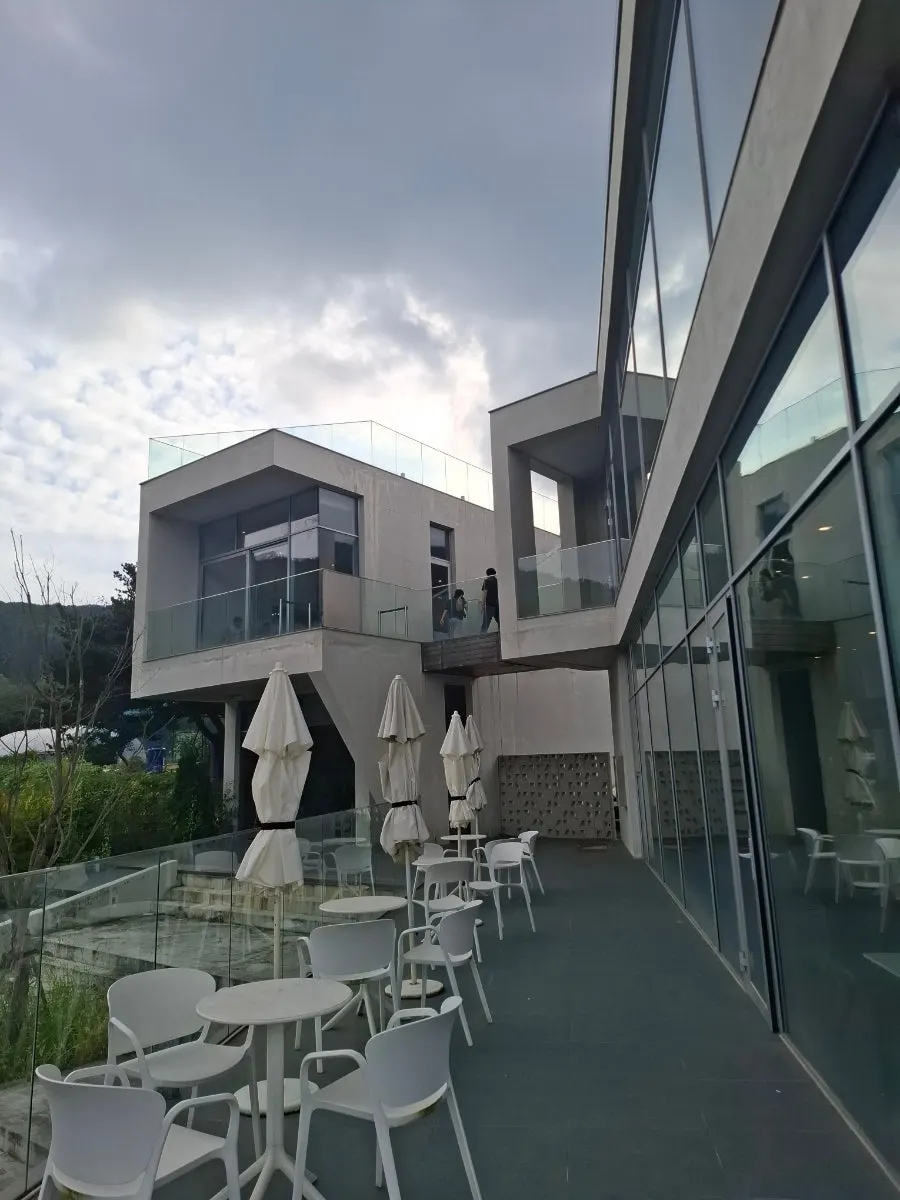 본관 1층에 연결된 카페 숨 야외테라스 자리