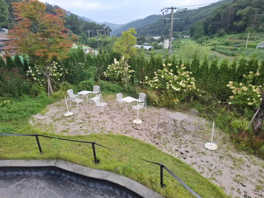 초록 풍경이 보이는 카페 숨 야외테라스 좌석