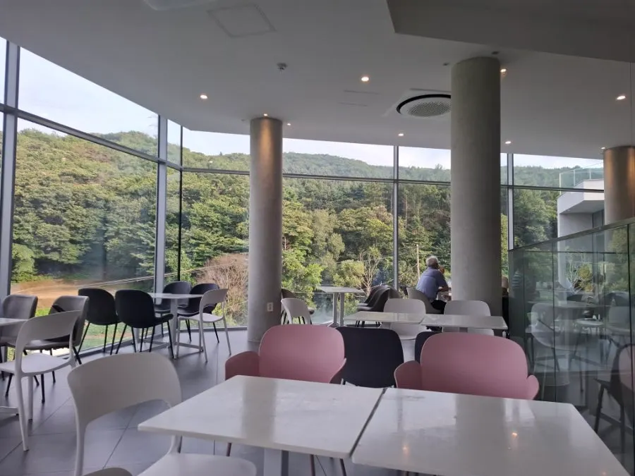 카페 숨 본관 2층 넓은 홀 전경