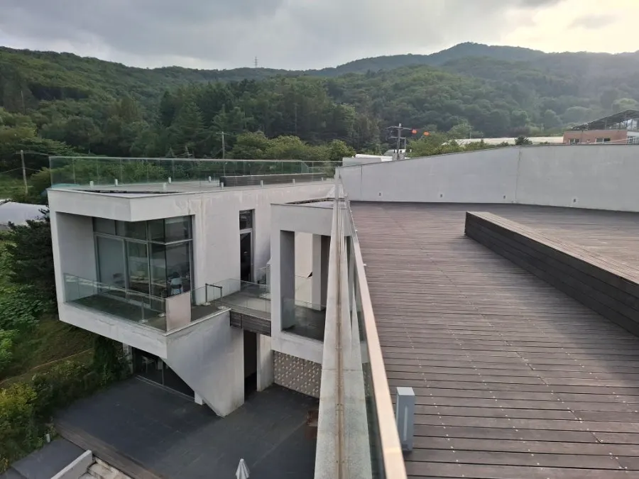 카페 숨 루프탑에서 본 남한산성 산 전경