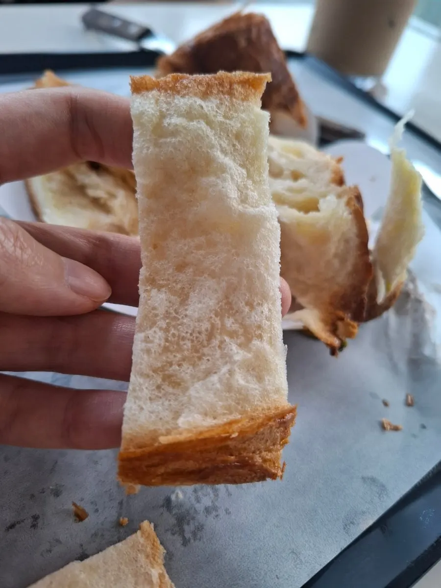 카페 숨 빵과 음료를 함께 놓은 테이블