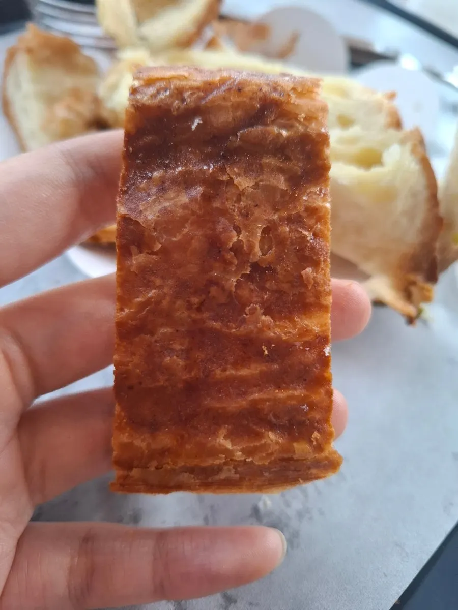 한 입 베어 먹은 카페 숨 빵 클로즈업