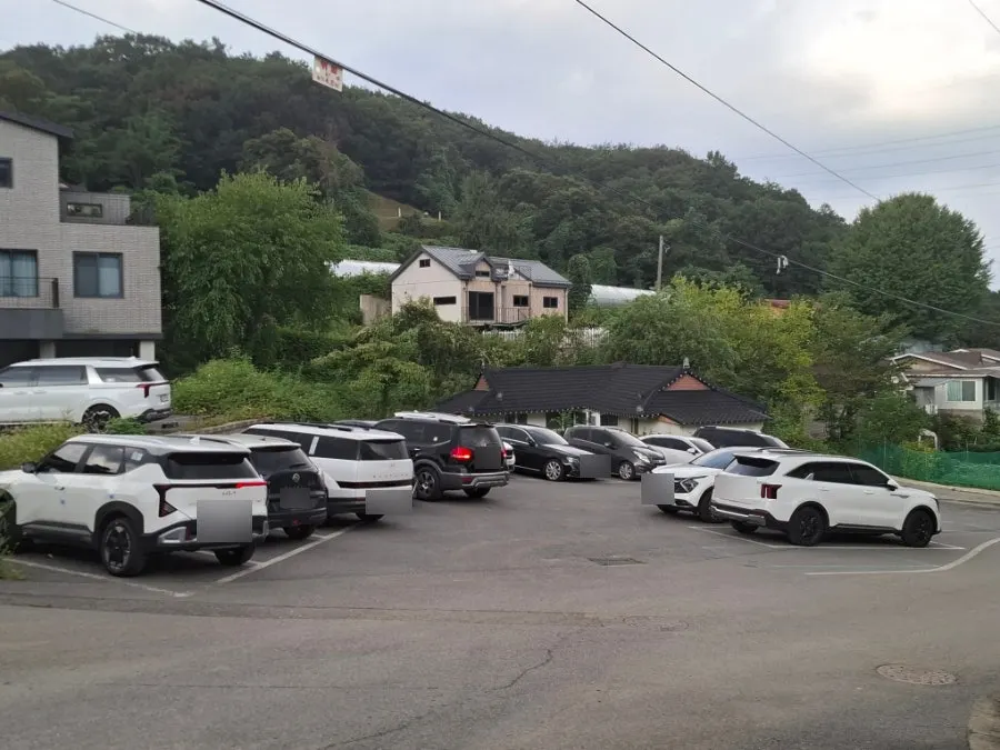 아래쪽 주차 공간과 카페 숨 진입로