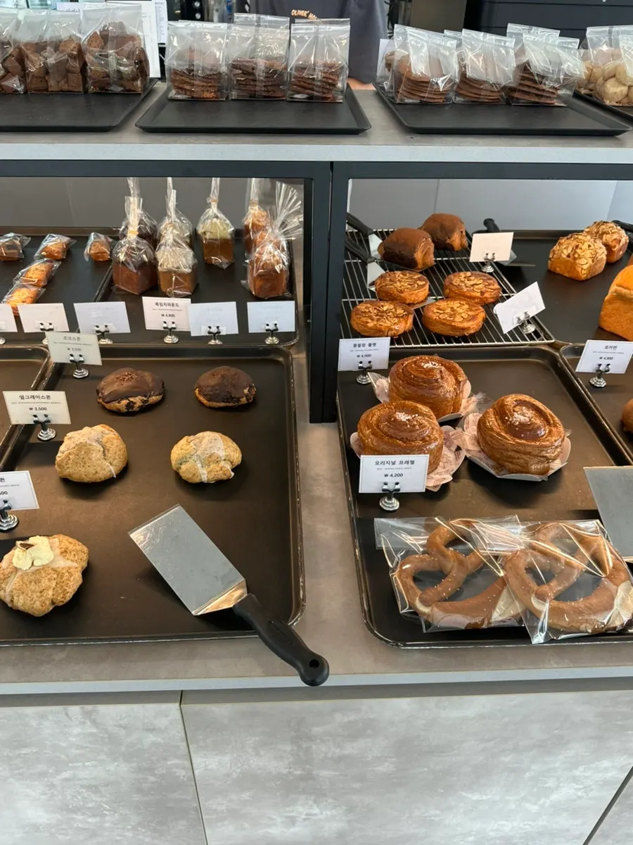 Various types of bread on Sum's display shelf