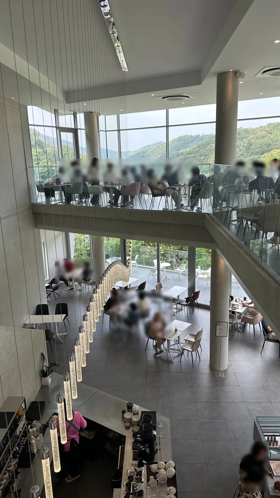 층고 높은 복층 구조의 카페 숨 본관 전경