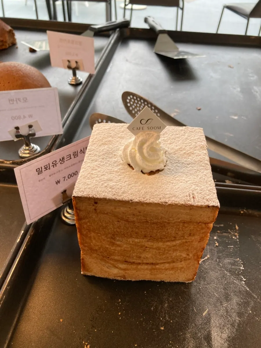 밀푀유 생크림식빵과 뺑오쇼콜라 진열