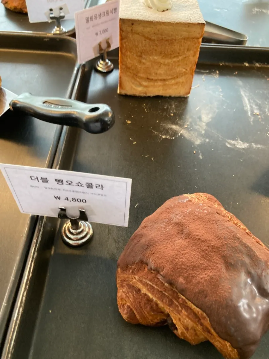 고구마치즈베이글 등 인기 빵 진열대