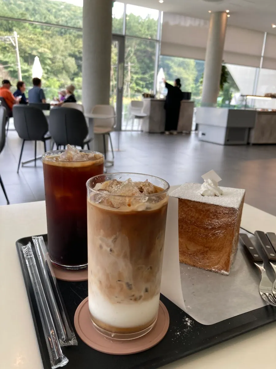 아이스 아메리카노와 바닐라빈라떼, 밀푀유 생크림식빵
