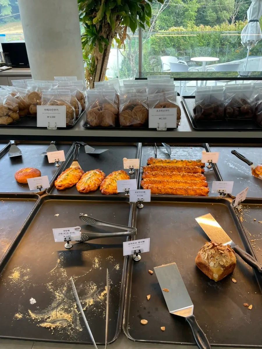 카페 숨 빵 진열대 가까이