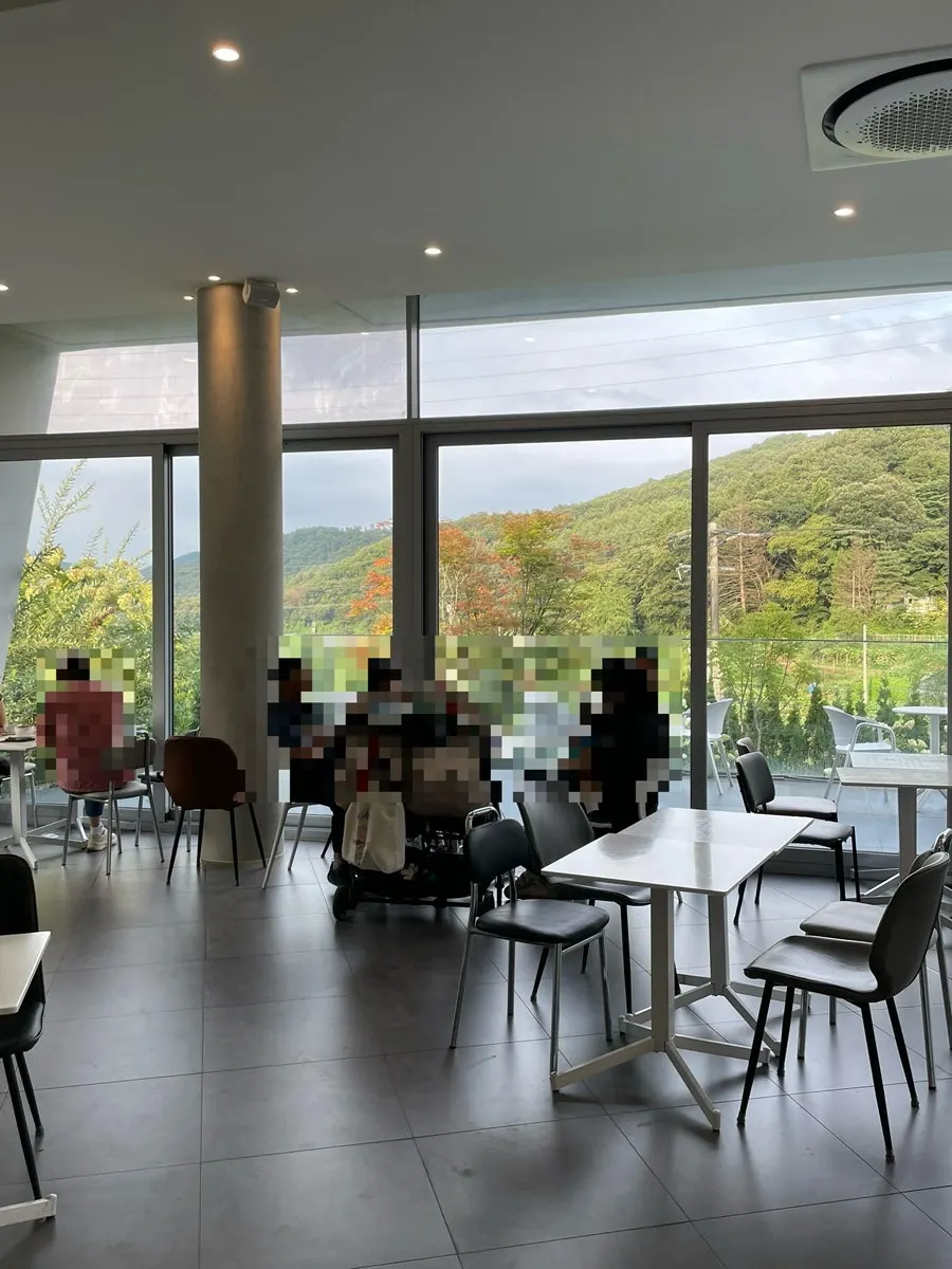 카페 숨 본관 1층 통창 자리