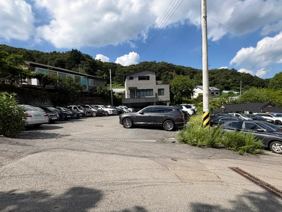 카페 숨 건물과 지상 주차장