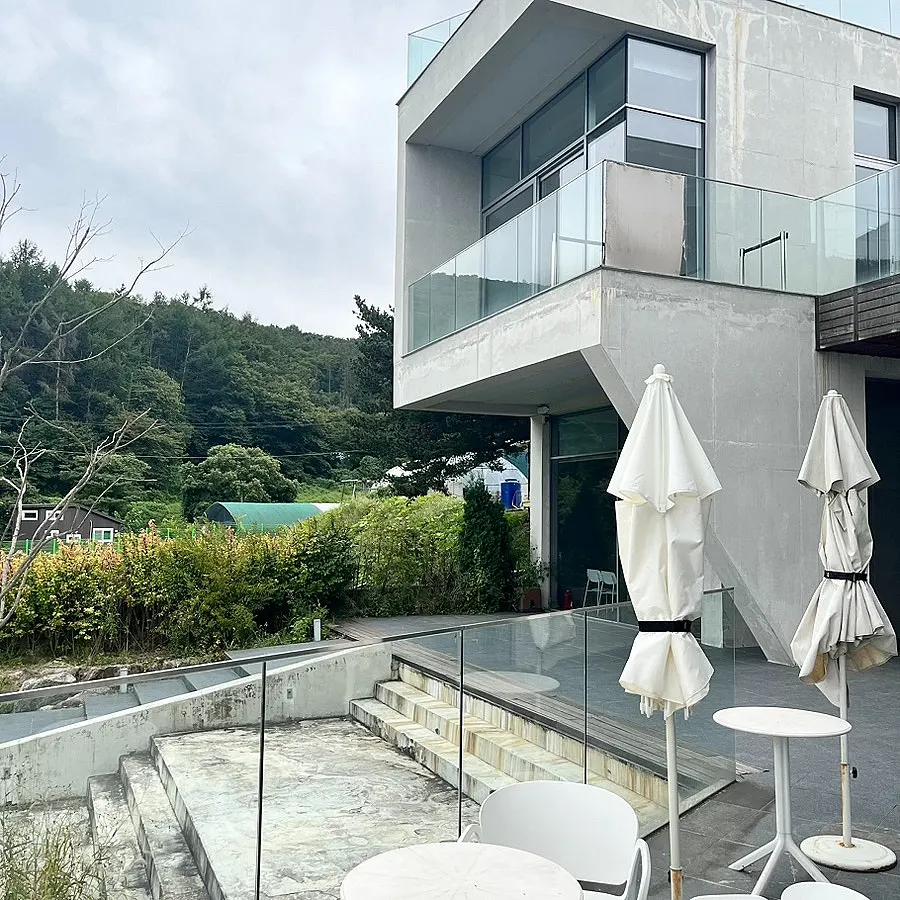 통창이 있는 카페 숨 본관