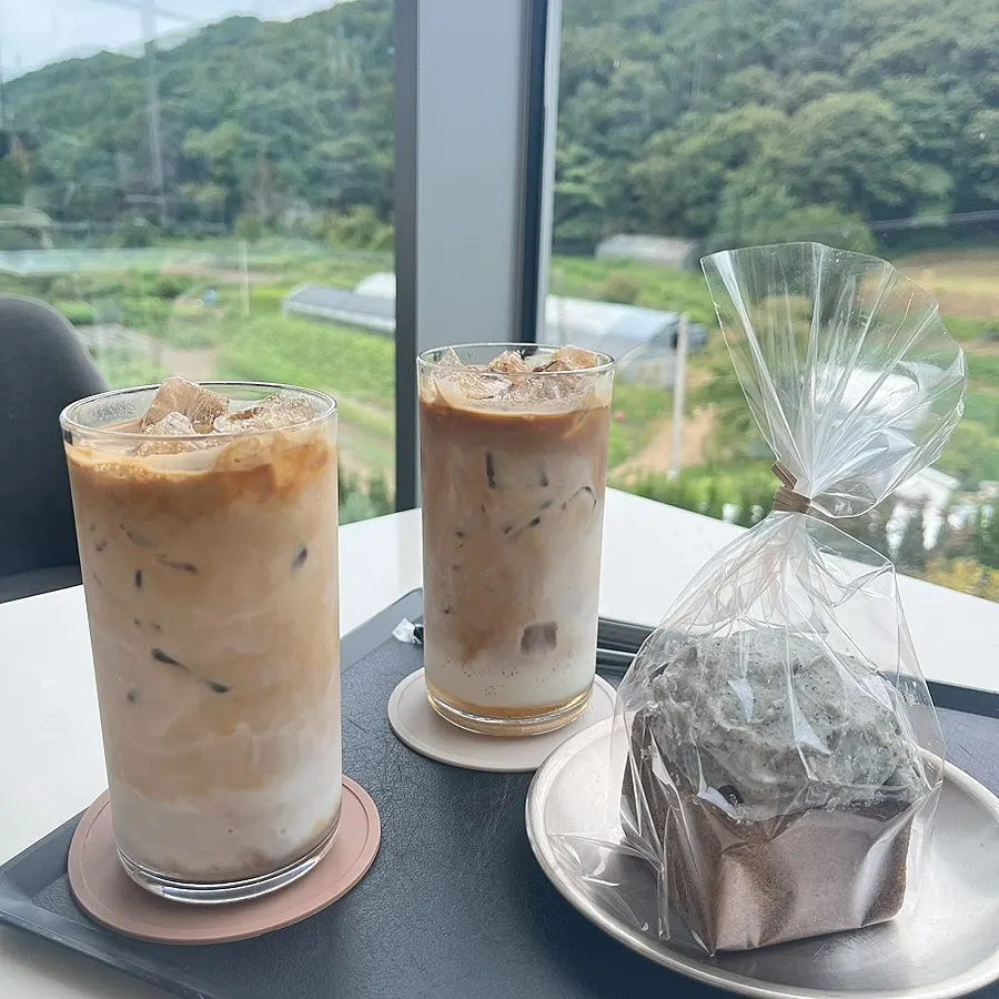 주문한 음료와 흑임자파운드
