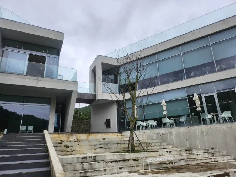 The full view of the Sum building and surrounding scenery