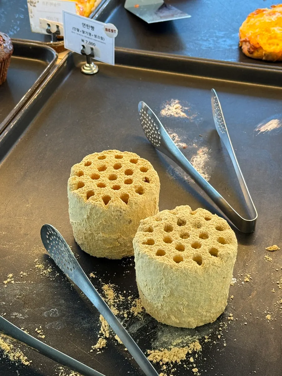 카페 숨 베이커리 메뉴 진열