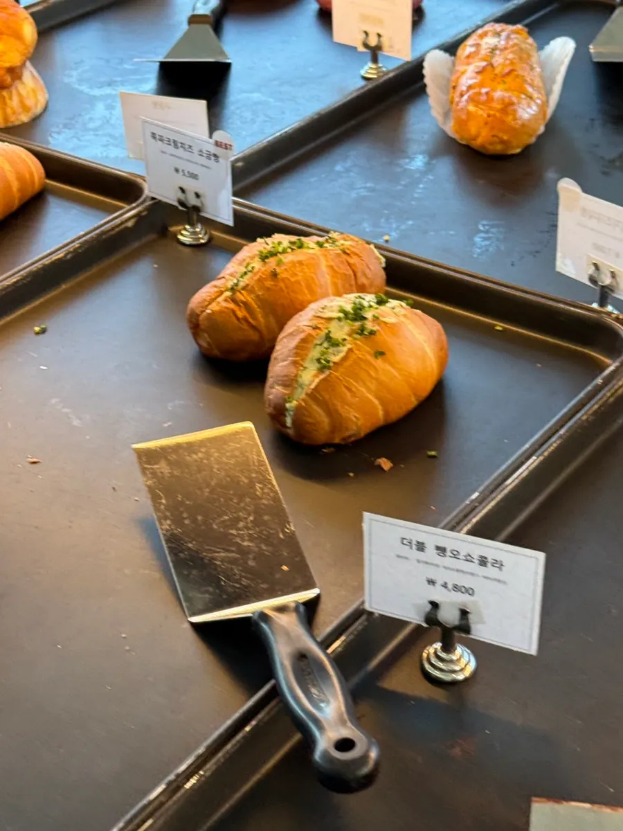 카페 숨 베이커리 메뉴 진열