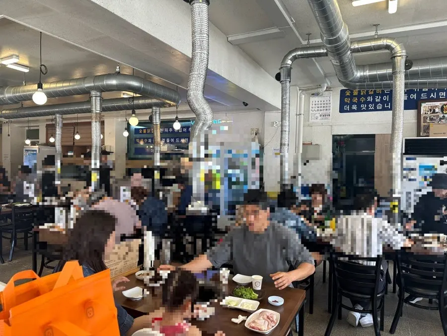 안반지 닭갈비 넓은 홀 내부