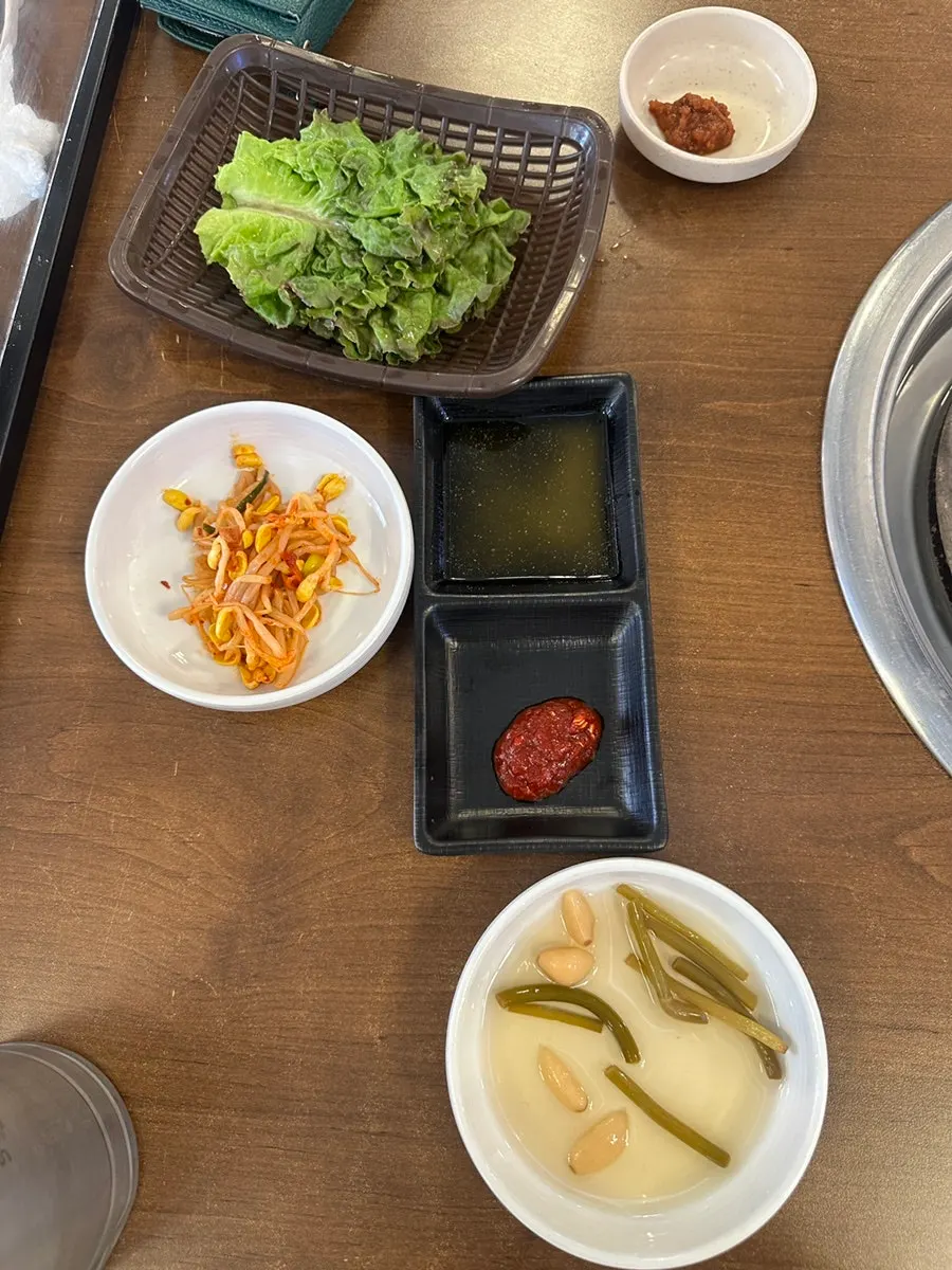 마늘 장아찌와 콩나물무침 등 밑반찬