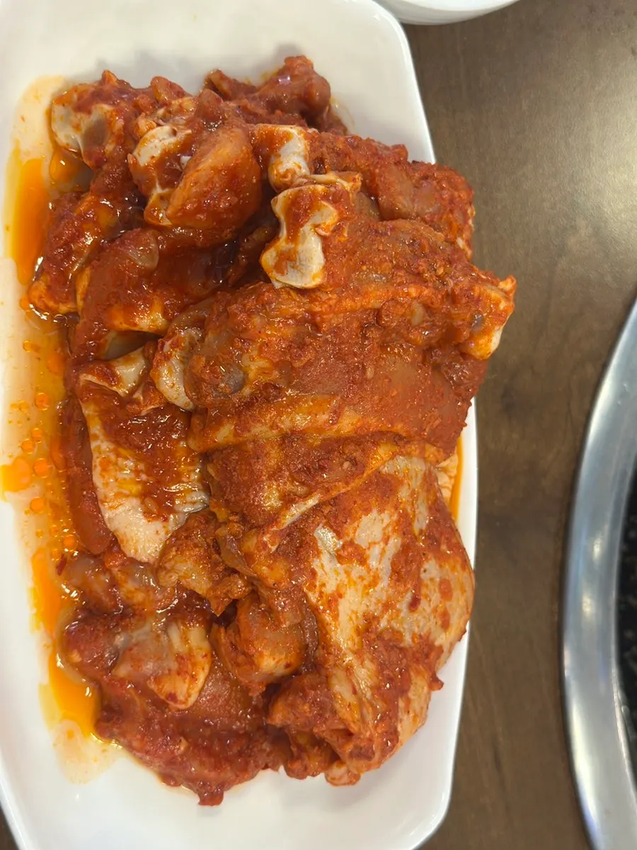 숯불에 올린 소금구이 닭갈비
