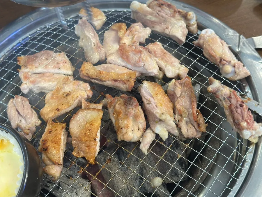 노릇하게 익은 숯불 소금구이 닭갈비
