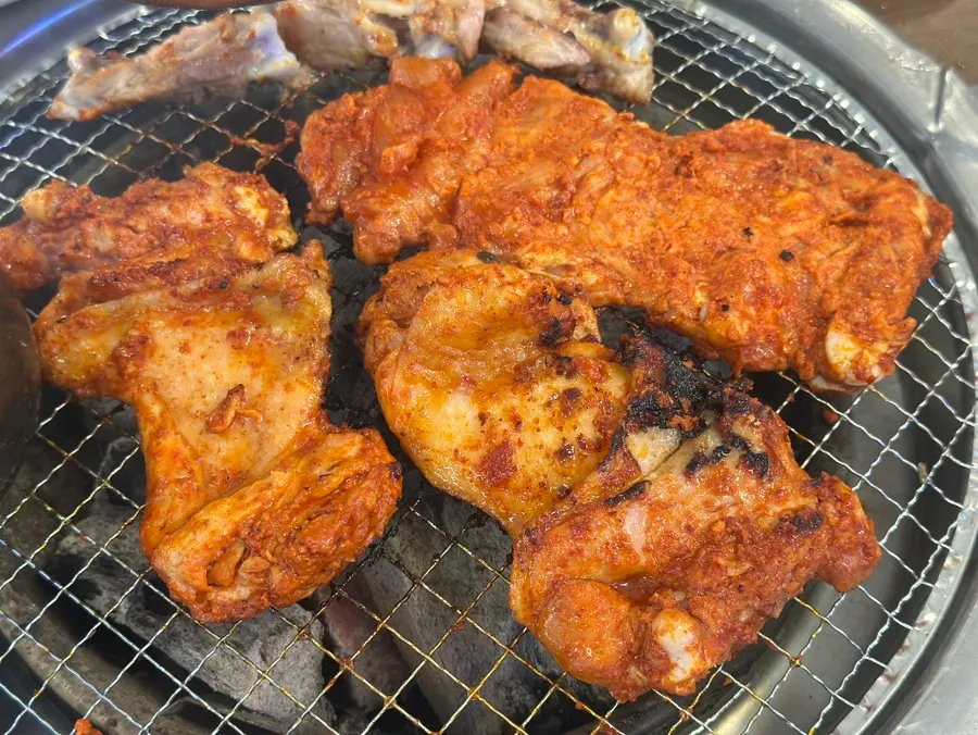 숯불에 올린 수제 양념구이 닭갈비