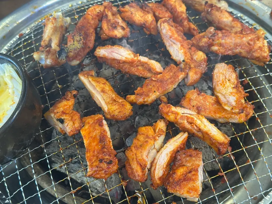 양념이 배어든 닭갈비 굽는 모습