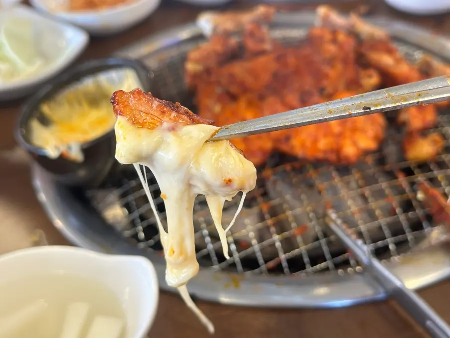 숯불향 입은 양념 닭갈비 한 점