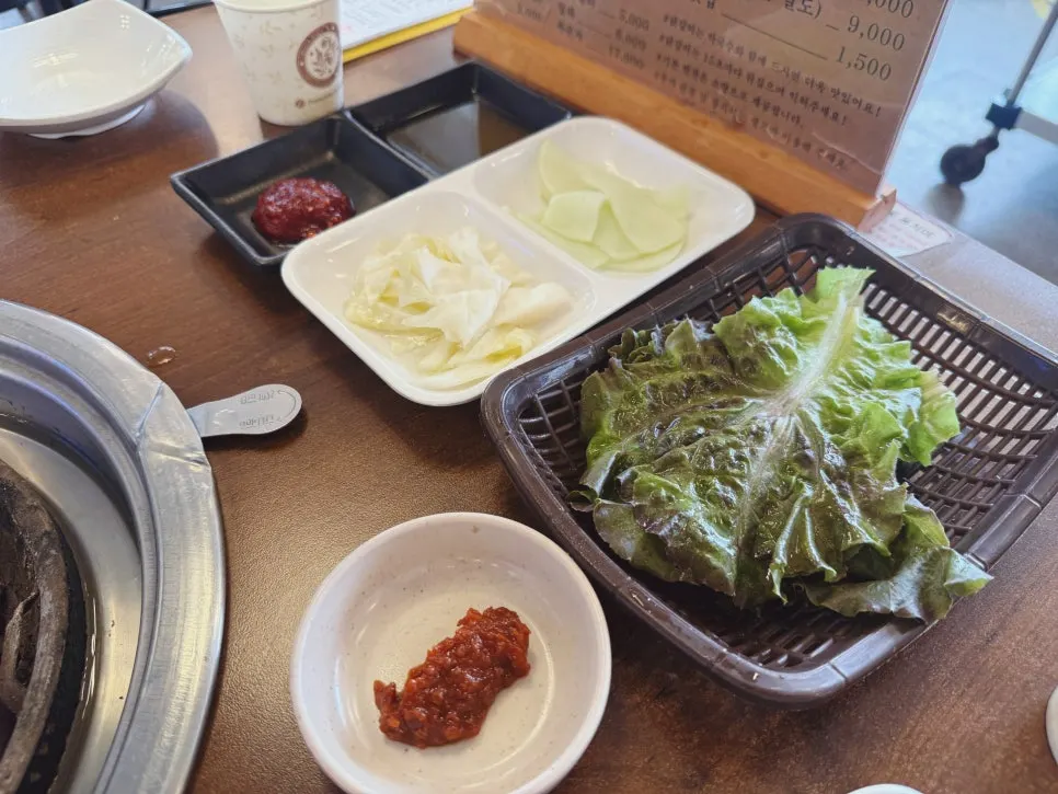 테이블에 세팅된 숯불 화로