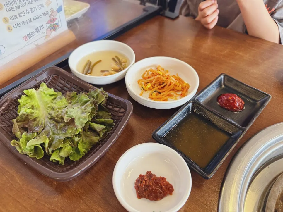 그릴에 올려진 생 원조소금구이 닭갈비