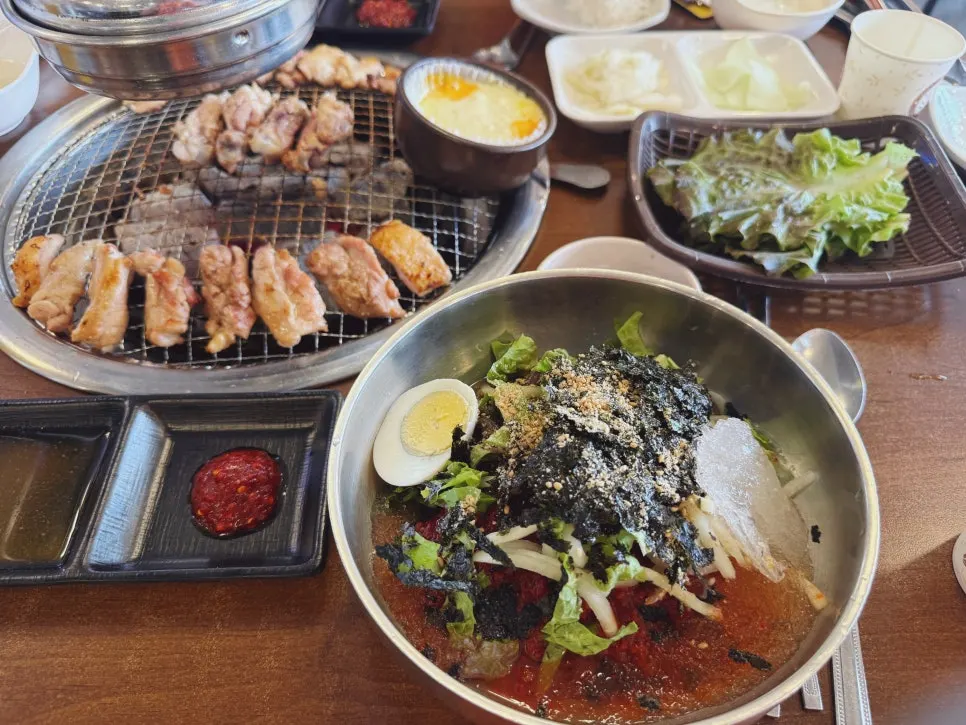 숯불에 노릇하게 구워지는 소금구이 닭갈비