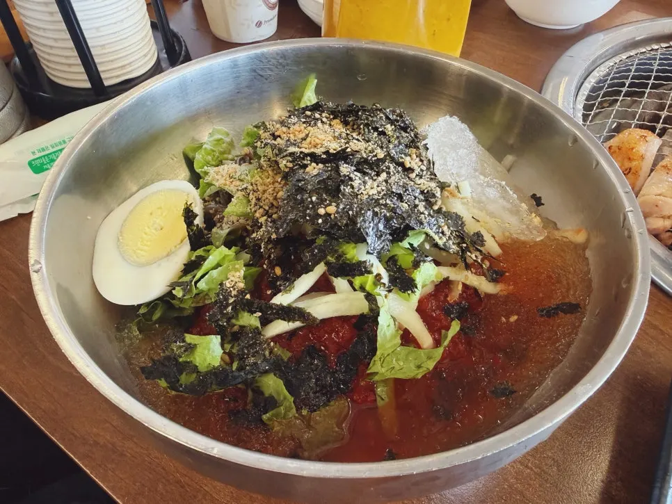 먹기 좋은 크기로 자른 숯불 닭갈비